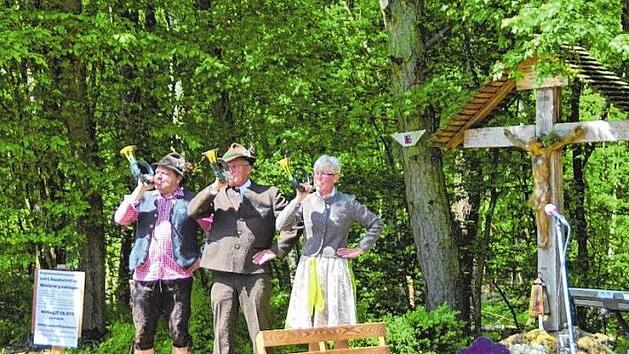 Mit verschiedenen Signalen erfreuten die Jagdhornbl&auml;ser beim Kreuzfest der Eltingsh&auml;user J&auml;ger das Publikum.  Foto: Thorsten Schlotter