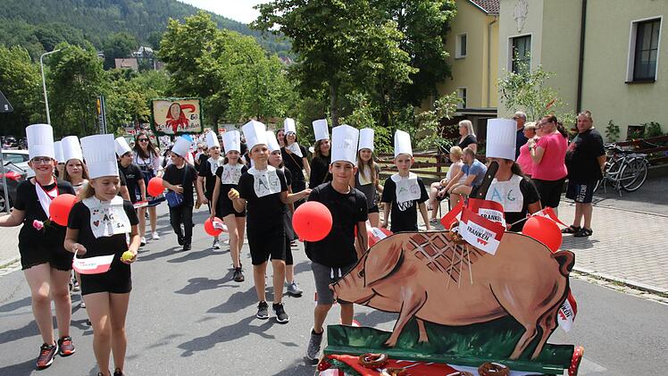 Blumen und Kränze für die Mädchen, Fliege und kurze Hosen für die Jungs: Die Grundschule An der Heubischer Straße zeigte, wie das Kinderfest anno dazumahl aussah. Fotos: Michael Stelzner