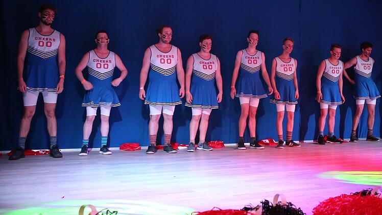 Riesengaudi für Teilnehmer und Zuschauer - der Männerballett-Contest in Seßlach. - Foto: Bettina Knauth