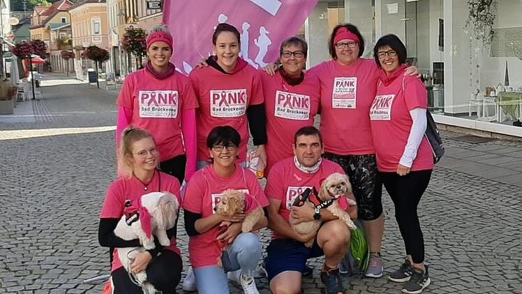 Claudias Team machte 2019 schon mit. Ein Jahr später läuft die Familie wieder - mit einer gesunden Claudia (hinten Mitte). Foto: Christine Wolf