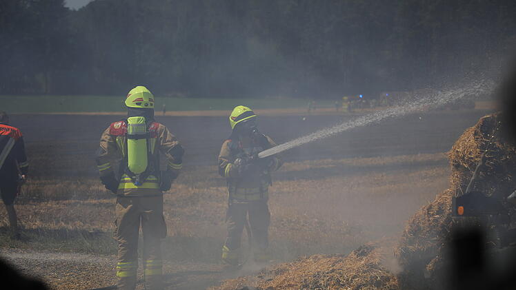 Entflammte Ballenpresse steckt Feld in Brand