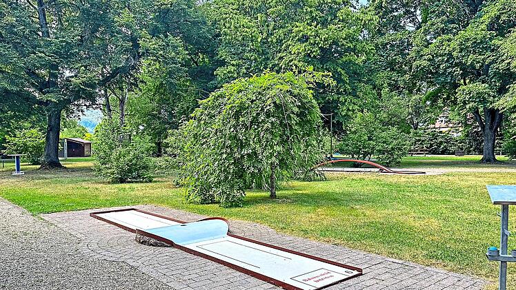 Die 18 Bahnen der Minigolfanlage im Kurpark Bad Bocklet bieten Freizeitvergn&uuml;gen f&uuml;r Gro&szlig; und Klein. Linda Voll