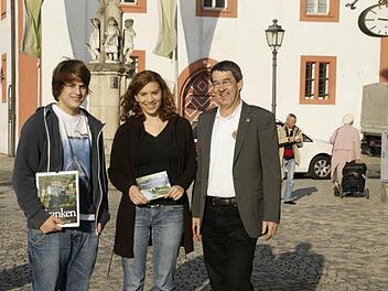 "Weltwärts" nach Brasilien geht es nächste Woche für Simon Gebauer und Luzia Kühnel. Finanziell unterstützt werden die beiden bei ihrem Freiwilligen Sozialen Jahr vom Lions-Club Haßberge, Im Bild Harry Riegel.   Foto: sw