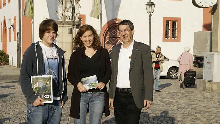 "Weltwärts" nach Brasilien geht es nächste Woche für Simon Gebauer und Luzia Kühnel. Finanziell unterstützt werden die beiden bei ihrem Freiwilligen Sozialen Jahr vom Lions-Club Haßberge, Im Bild Harry Riegel.   Foto: sw