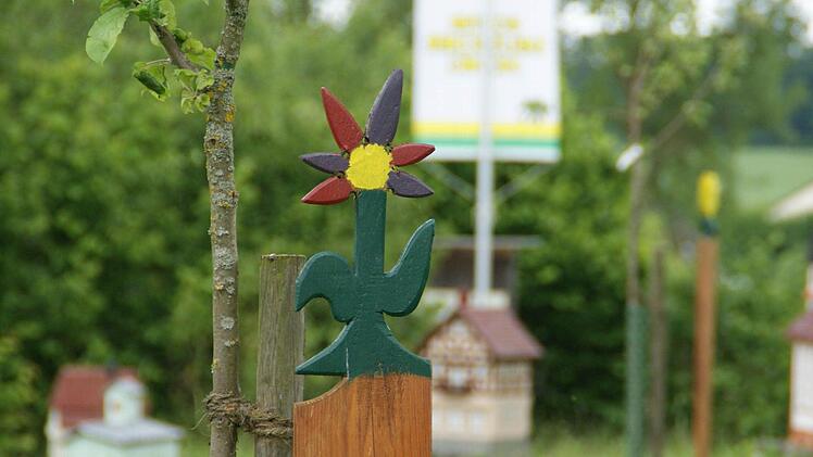 Kirchlauter hat nicht nur viele Streuobstbestände, sondern auch einen Obstlehrpfad und der wurde im Rahmen des Werkunterrichts der Schule mit vielen bunten Figuren auf Zaunlatten aufgewertet.