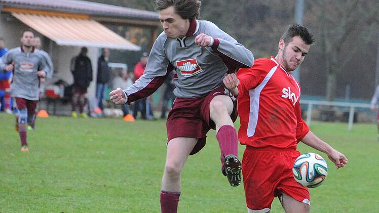 Abfangjäger: Julian Wolf (rechts) vom TSV Münnerstadt hält den Eltingshäuser Andreas Röder (links) vom Spielgerät fern. Foto: Hopf