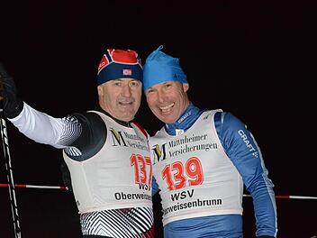 Ein anstrengendes Vergnügen: der Steinacher Jakob Propp (links) und Lokalmatador Ewald Simon nach dem Zieleinlauf beim Nachtskisprint. Foto: Jürgen Schmitt