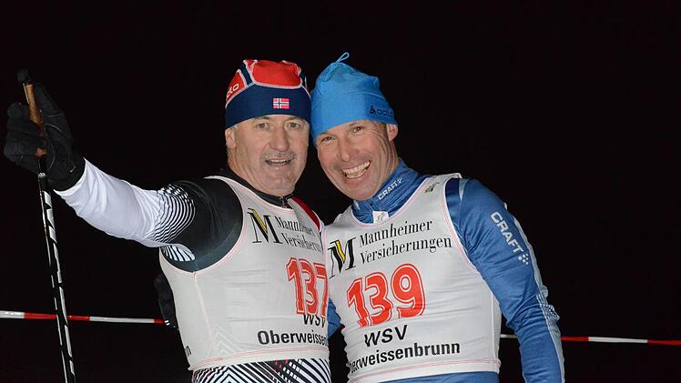 Ein anstrengendes Vergnügen: der Steinacher Jakob Propp (links) und Lokalmatador Ewald Simon nach dem Zieleinlauf beim Nachtskisprint. Foto: Jürgen Schmitt