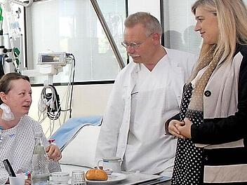 Gesundheitsministerin Melanie Huml (rechts) besuchte die neue internistische Intensivstation am Kulmbacher Klinikum. Unser Bild zeigt die CSU-Politikerin im Gespräch mit einer Patientin und Oberarzt Dr. Herbert Mädl. Foto: Alexander Hartmann