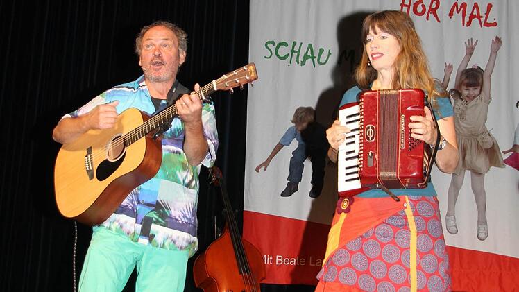 Wenn Beate Lambert und Georg Ferri Feils mit ihren Instrumenten loslegen, bleibt keiner lange sitzen. Foto: Sonja Adam