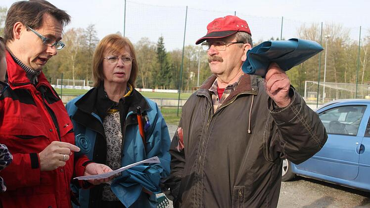 Roland Wolfrum nimmt die Einteilung vor: Hilde und Sepp Madl übernehmen den Bereich zwischen Papierfabrik und Schneidmühle.