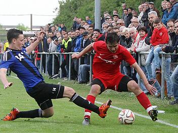 Forchheims Sandro Gumbrecht (li.) versucht vor 260 Zuschauern, Würzburgs Offensivspieler Marios Dimitrakopoulos vom Ball zu trennen. Die Gäste erkämpften sich im Hinspiel bei den Kickers II ein 1:1.  Foto: Frank Scheuring
