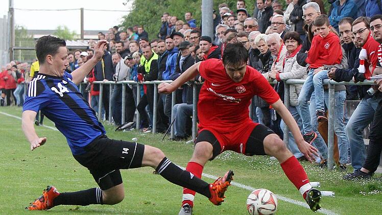 Forchheims Sandro Gumbrecht (li.) versucht vor 260 Zuschauern, Würzburgs Offensivspieler Marios Dimitrakopoulos vom Ball zu trennen. Die Gäste erkämpften sich im Hinspiel bei den Kickers II ein 1:1.  Foto: Frank Scheuring