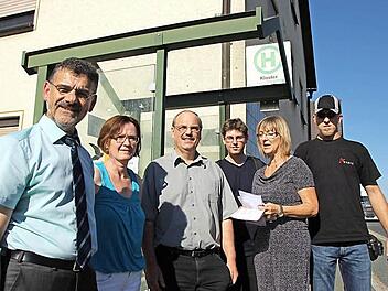 Erwin Kaiser (links) und seine Mitstreiter setzen sich für Verbesserungen auf der Linie 203E ein.  Foto: Andreas Dorsch