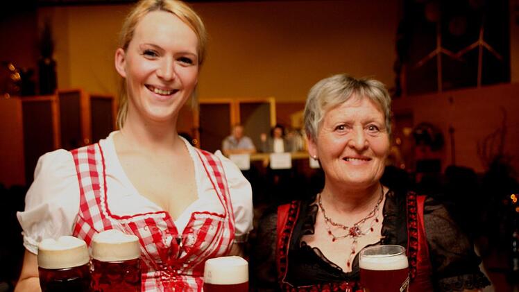 Die Bockbiere mundeten und Marina (links) und Johanna sorgten für eifrigen Nachschub.Fotos: Günther Geiling