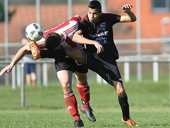 Johannes Leicht (l.) und der SV-DJK Eggolsheim (hier im Spiel gegen Oesdorf) treten am Sonntag um 15 Uhr zum Kreisliga-1-Kellerduell beim 1. FC Burk an.  Foto: Sportfoto Zink