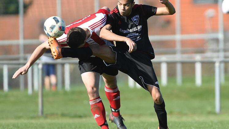 Johannes Leicht (l.) und der SV-DJK Eggolsheim (hier im Spiel gegen Oesdorf) treten am Sonntag um 15 Uhr zum Kreisliga-1-Kellerduell beim 1. FC Burk an.  Foto: Sportfoto Zink
