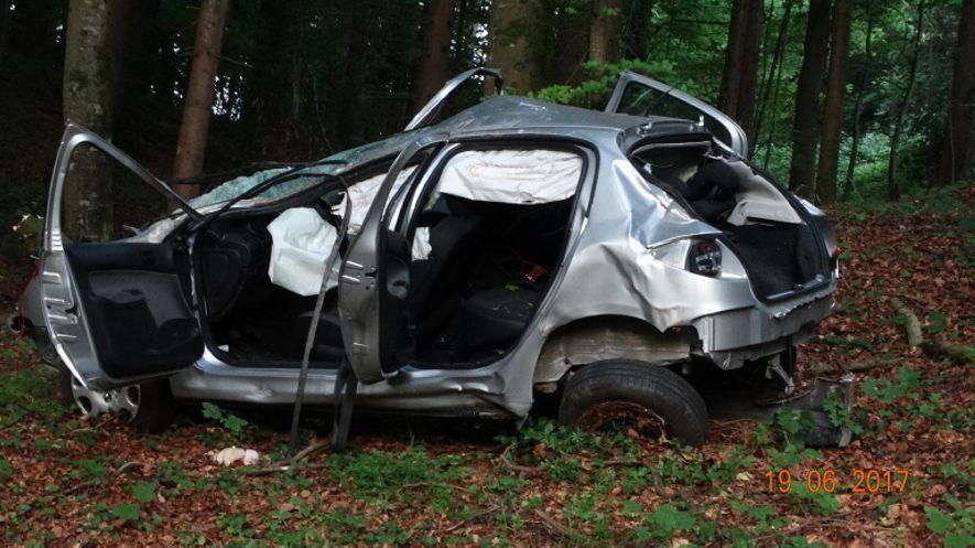 Egloffstein: Autofahrerin kracht 30 Meter in den Wald