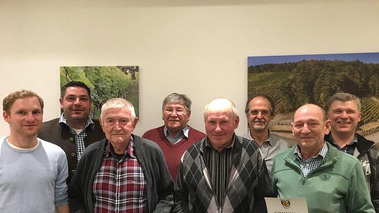 Vorsitzender Lorenz Neder (von links) ehrte  Mitglieder für ihre  langjährigeTreue zum Weinbauverein Ramsthal:  Daniel Lohfink, Willi Mantel, ErnstZiegler, Artur Trompeter, Dieter Hofmann, Fred Back und Alfred Gündling. Andreas Lomb