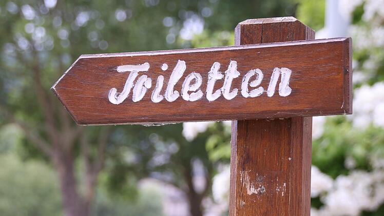 Im Bad Kissinger Rosengarten sind die &ouml;ffentlichen WCs gut ausgeschildert. Foto: Teresa Hirschberg