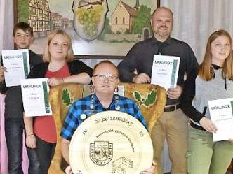 Die neuen Majestäten des Schützenvereins Unfinden, von links: Anton Sauter (Zweiter Schützenmeister), Leo Bergmann (zweiter Jugendritter), Lisa Sturm (erster Ritter Schützenklasse), Udo Sturm (Schützenkönig)), Heiko Kettler (zweiter Ritter Schützenklasse), Leonie Ankenbrand (erster Jugendritter) und Daniel Gießl (Erster Schützenmeister)