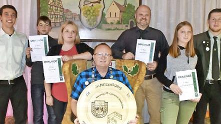 Die neuen Majestäten des Schützenvereins Unfinden, von links: Anton Sauter (Zweiter Schützenmeister), Leo Bergmann (zweiter Jugendritter), Lisa Sturm (erster Ritter Schützenklasse), Udo Sturm (Schützenkönig)), Heiko Kettler (zweiter Ritter Schützenklasse), Leonie Ankenbrand (erster Jugendritter) und Daniel Gießl (Erster Schützenmeister)