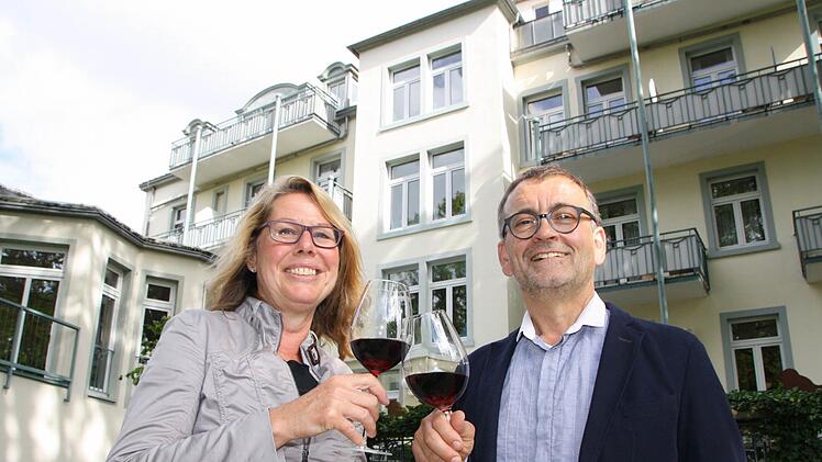 Sterne-Gastronom Hermann Laudensack und seine Frau Susanne vor dem Hotel. Foto: Ralf Ruppert.