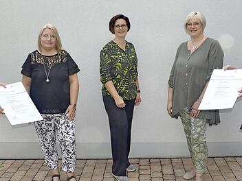 Die Ehrenurkunde für 25-jährige Betriebszugehörigkeit im Friseursalon Schiesser überreichten Christiane Schiesser (rechts) und Constanze Schiesser (links) an: Christina Bach, Diana Söder und Bianca Albert (von links).