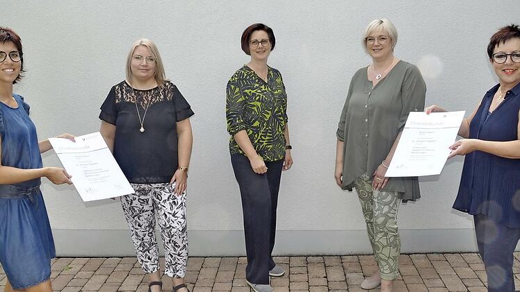 Die Ehrenurkunde für 25-jährige Betriebszugehörigkeit im Friseursalon Schiesser überreichten Christiane Schiesser (rechts) und Constanze Schiesser (links) an: Christina Bach, Diana Söder und Bianca Albert (von links).