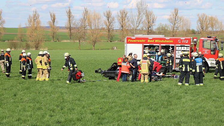 Auto kommt von Stra&szlig;e ab und &uuml;berschl&auml;gt sich mehrfach