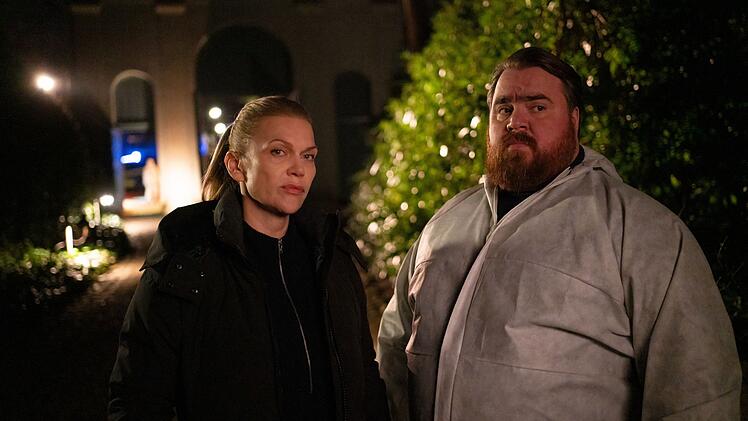 Helen Dorn (Anna Loos) und Weyer (Tristan Seith) stehen nicht nur beruflich unter Druck: Weyers neue Freundin stört zunehmend das WG-Leben.