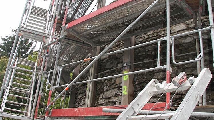 Das Gerüst erleichtert den Arbeitern den Zugang. Der obere Kranz ist fast komplett aufgemauert.
