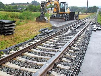 Die gummierten Überwegsplatten wurden entfernt, damit Schotter und Gleise wieder in die richtige Höhenlage gestopft (gerüttelt) werden konnten. Foto: Ralf Kestel