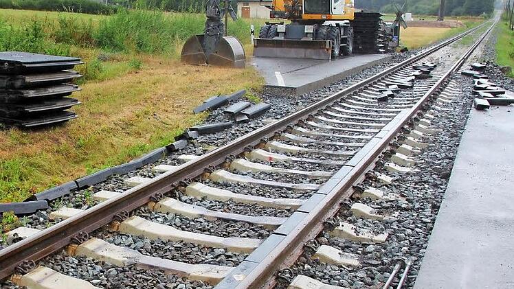 Die gummierten Überwegsplatten wurden entfernt, damit Schotter und Gleise wieder in die richtige Höhenlage gestopft (gerüttelt) werden konnten. Foto: Ralf Kestel