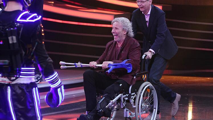 Wer seinen "Thommy" liebt, der schiebt: Bei der RTL-Quizshow "Die 2 - Gottschalk und Jauch gegen alle" am Freitagabend rollt Günther Jauch seinem "ziemlich besten Freund" in die Sendung. Foto: RTL / Frank Hempel