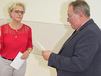 Bürgermeister Volker Schmiechen vereidigte die neue Gemeinderätin Cornelia Wehner. Foto: Sonny Adam