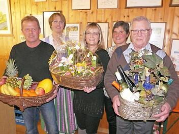 Urkunden und Geschenke gab es f&uuml;r die langj&auml;hrigen Mitglieder (von links): Thomas H&ouml;llein, Regina Michniowski, Sonja H&ouml;llein, Diana Clarner und Rainer Wachsmann. Foto: KarinG&uuml;nther