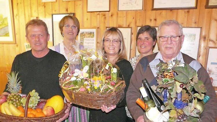 Urkunden und Geschenke gab es f&uuml;r die langj&auml;hrigen Mitglieder (von links): Thomas H&ouml;llein, Regina Michniowski, Sonja H&ouml;llein, Diana Clarner und Rainer Wachsmann. Foto: KarinG&uuml;nther