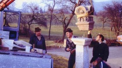 Beim Aufbau der Marterteile im Dezember 1984 (von  links): Josef Pfadenhauer, Günter Gehring, Robert und Roland Grafprivat