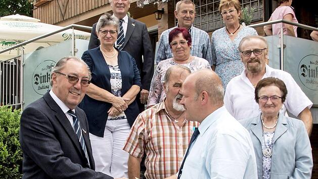 Der derzeitige Vorstand mit Stadtrat Andreas Pfarrdrescher, der dem Vorsitzenden Martin Zillig einen Umschlag &uuml;berreicht  Foto: Hartmut Klamm