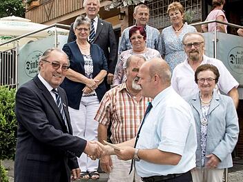 Der derzeitige Vorstand mit Stadtrat Andreas Pfarrdrescher, der dem Vorsitzenden Martin Zillig einen Umschlag überreicht  Foto: Hartmut Klamm