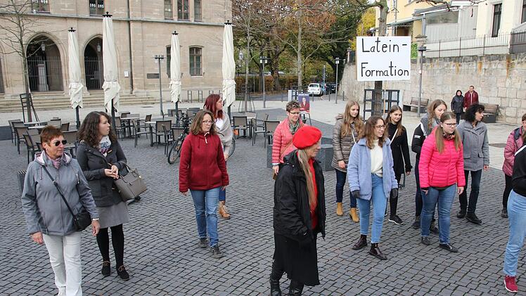 Eins, zwei, Cha-Cha-Cha... zunächst übten Männer und Frauen getrennt, dann schwebten die Paare gemeinsam über den Albertsplatz. Foto: Michael Stelzner