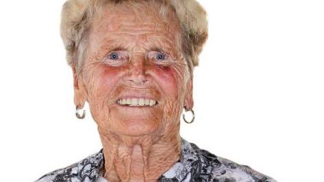Kunigunde Hofmann mit ihrem Bundesverdienstkreuz  Foto: Schwind