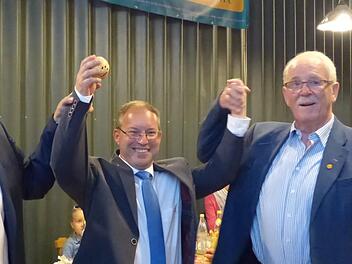 Manfred Hümmer (links) und Altbürgermeister Richard Gügel (rechts) gratulieren Peter Münch zur einstimmigen Nominierung.  Foto: Pauline Lindner