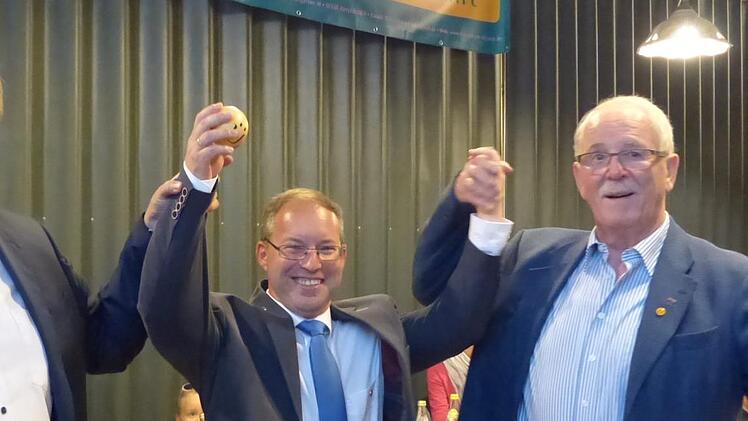 Manfred Hümmer (links) und Altbürgermeister Richard Gügel (rechts) gratulieren Peter Münch zur einstimmigen Nominierung.  Foto: Pauline Lindner