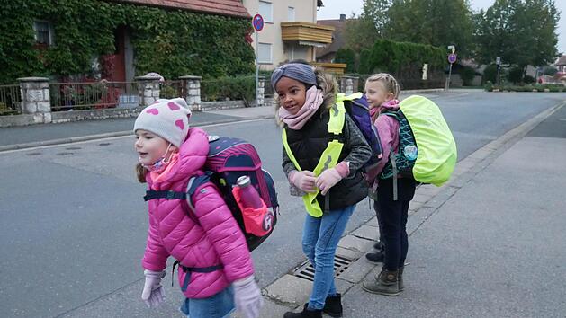 Am Straßenrand bleiben die Kinder stehen. Bevor sie die Straße überqueren, wird nach links und dann nach rechts geschaut. Foto: Maria Menzel