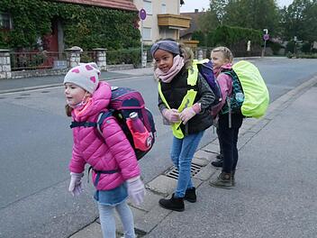 Am Stra&szlig;enrand bleiben die Kinder stehen. Bevor sie die Stra&szlig;e &uuml;berqueren, wird nach links und dann nach rechts geschaut. Foto: Maria Menzel
