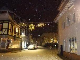 Zwar strahlen auch heuer die Lichter in Hammelburgs Straßen und am Marktplatz, doch wird die vorweihnachtliche Zeit in der Saalestadt etwas anders ausfallen als gewohnt. Archiv/Sebastian Hose