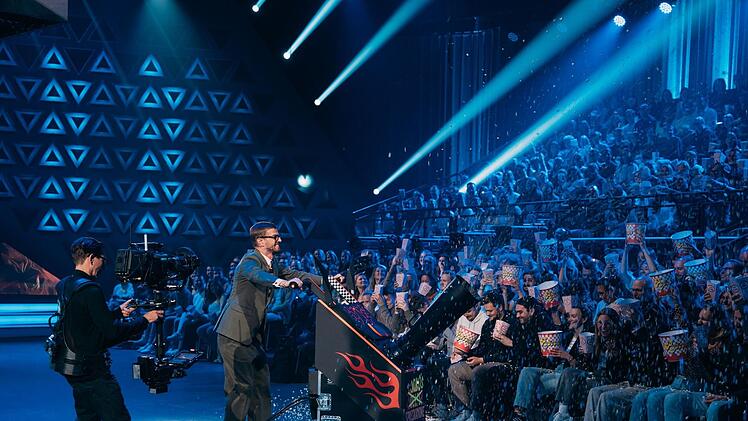 Joko bl&auml;st Popcorn ins Publikum.