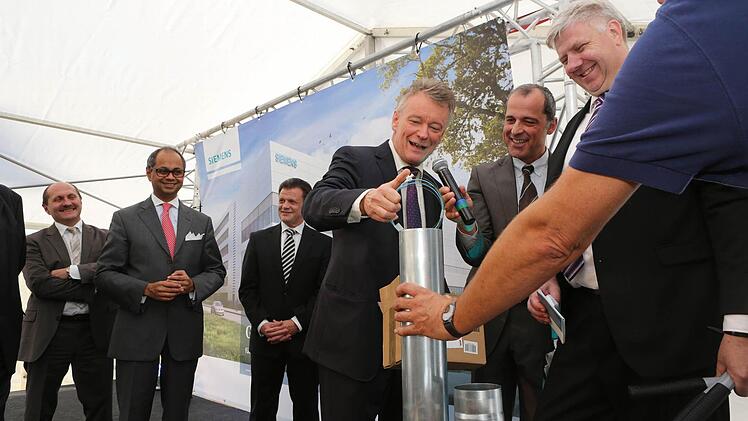 Botschaften für die Nachwelt wandern in den Grundstein.